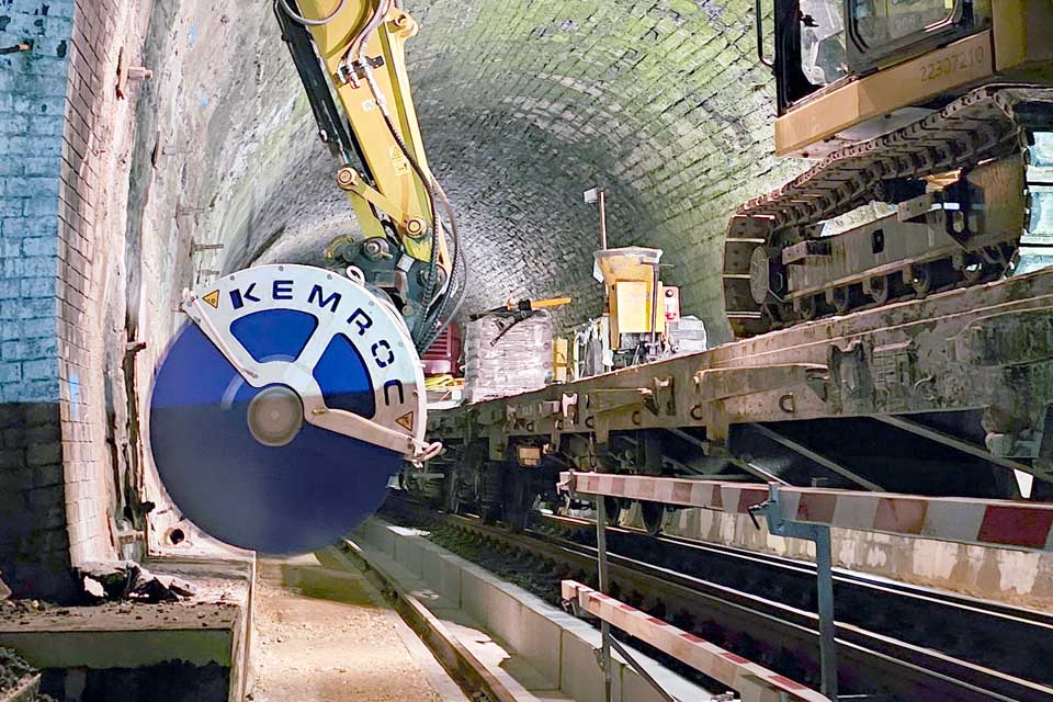 KDS 30 im Bahntunnel: Kabelkanäle schnell zurückgebaut