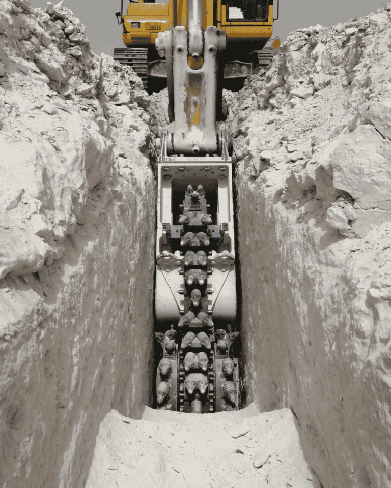 EK 110 infrastructure excavator chain cutter for 25–32 ton machines. Precise, low-vibration cutting in soil, concrete, rock and mining materials up to 80 MPa.