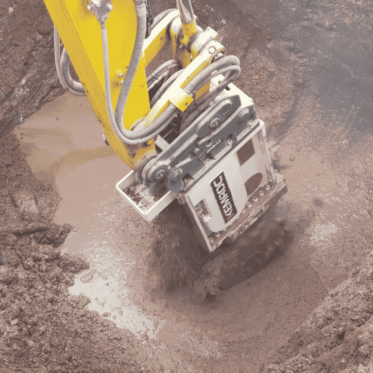 EK 60 high-output excavator chain cutter for 12–17 ton machines. Deep, low-vibration trenching up to 1,600 mm in concrete, soil, and rock up to 50 MPa.