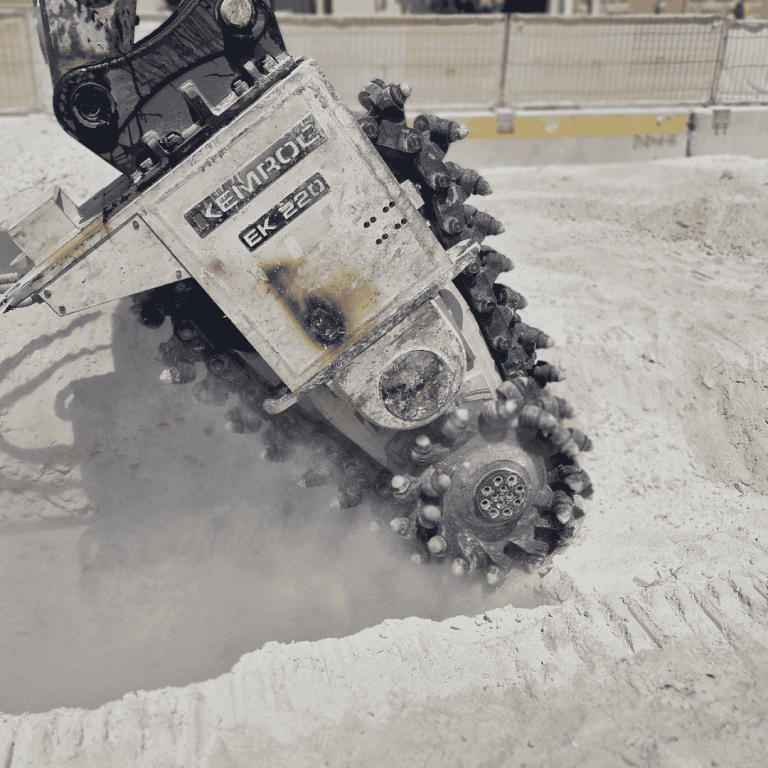 EK 220 chain cutter for 50–70 ton excavators. Extreme-duty cutting up to 2,400 mm in very high-resistance ground up to 140 MPa UCS.