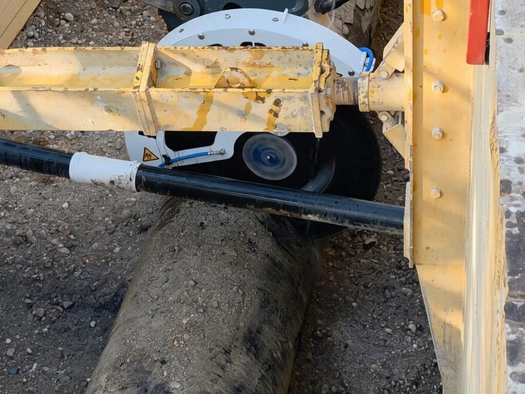 KEMROC KDS 50 HD Diamond Saw in Underground Pipe Demolition Project. Liebherr Excavator with KEMROC KDS 50 HD I Cutting Pipes in Germany.