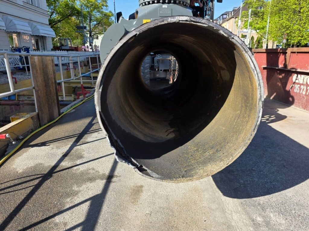KEMROC KDS 50 HD Diamantsäge ermöglicht präzise Rohrtrennung unter beengten Platzverhältnissen in München