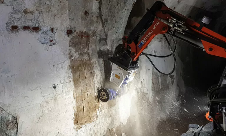 EK 20 Chain Cutter in use on a construction site