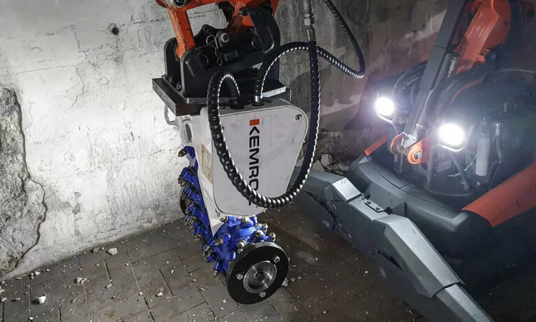 EK 20 Chain Cutter attached to an excavator for heavy-duty cutting