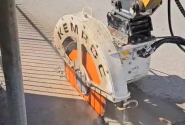 KDS Diamond Saw: Precision Sawing for Compact Excavators. KEMROC Redefines Fibre Optic Trenching in Italy!
