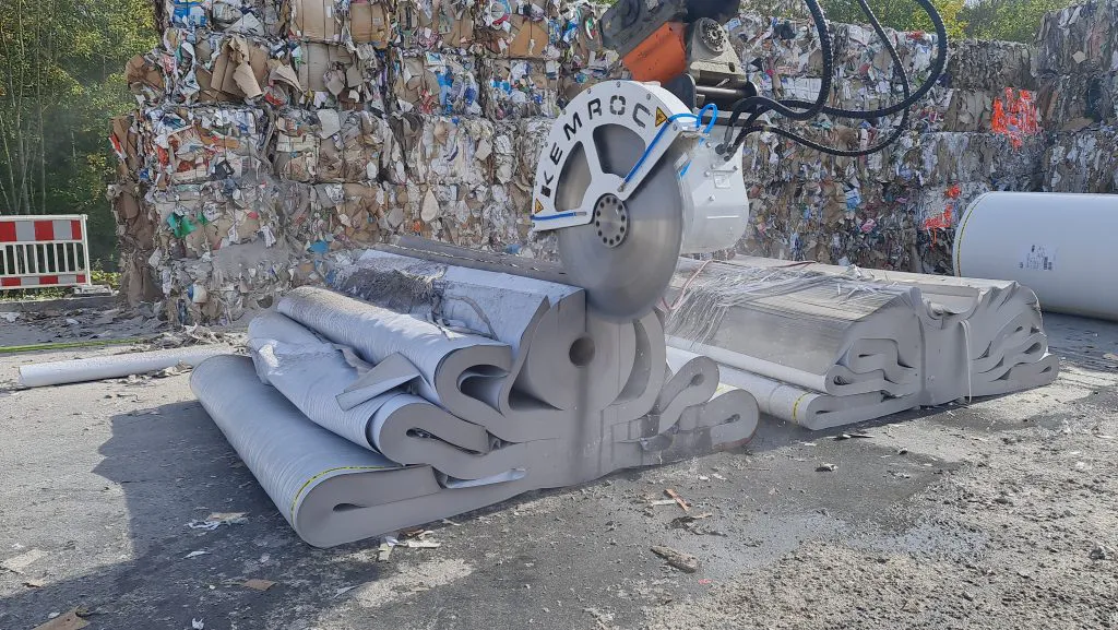 KEMROC KDS 40 in recycling project cutting paper rolls in Europe