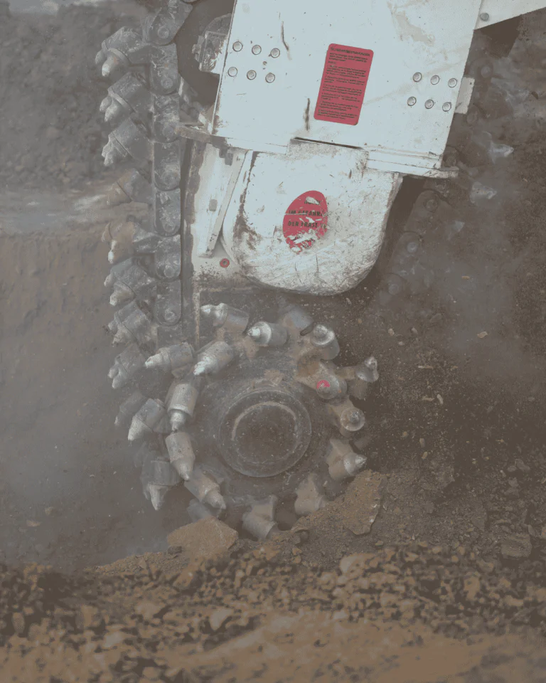 EK 100 chain cutter for medium excavators (18–30 t). High-torque trenching up to 1,970 mm in concrete and rock formations up to 80 MPa UCS.