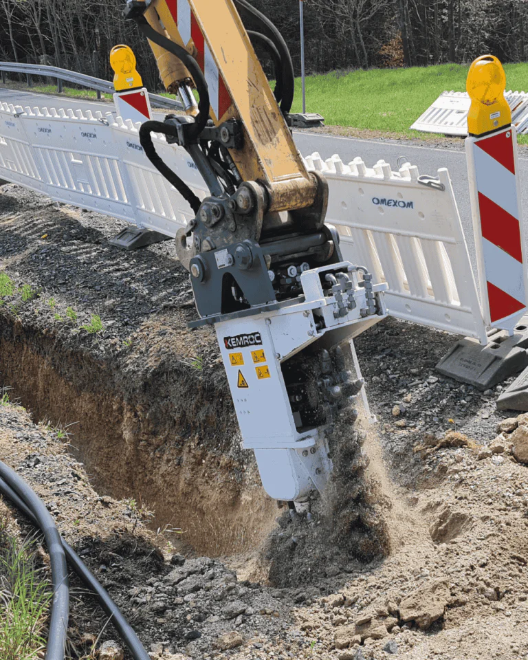 EK 40 chain cutter for mid-size excavators (7–11 t). High-torque, low-vibration trenching up to 1,300 mm in soil, concrete, and soft rock.