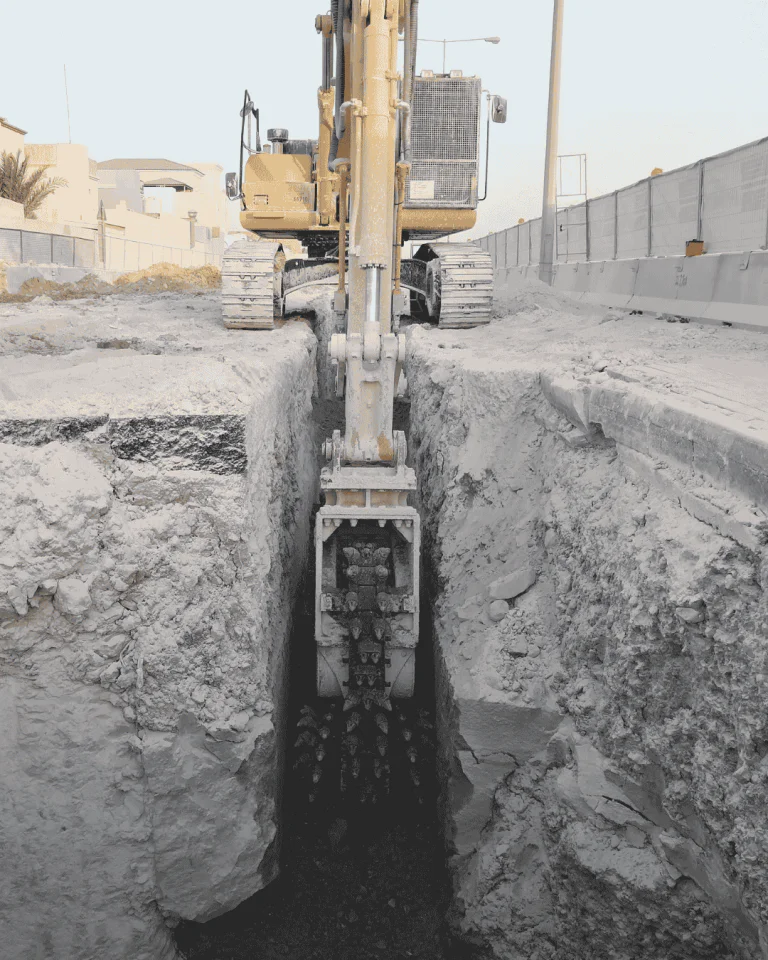 EK 160 heavy excavator chain cutter for 35–50 ton machines. 34,000 Nm torque and cutting capability up to 120 MPa for extreme-duty excavation.