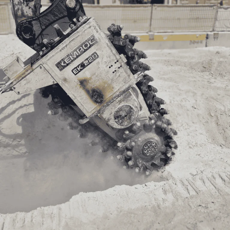 EK 220 chain cutter for 50–70 ton excavators. Extreme-duty cutting up to 2,400 mm in very high-resistance ground up to 140 MPa UCS.