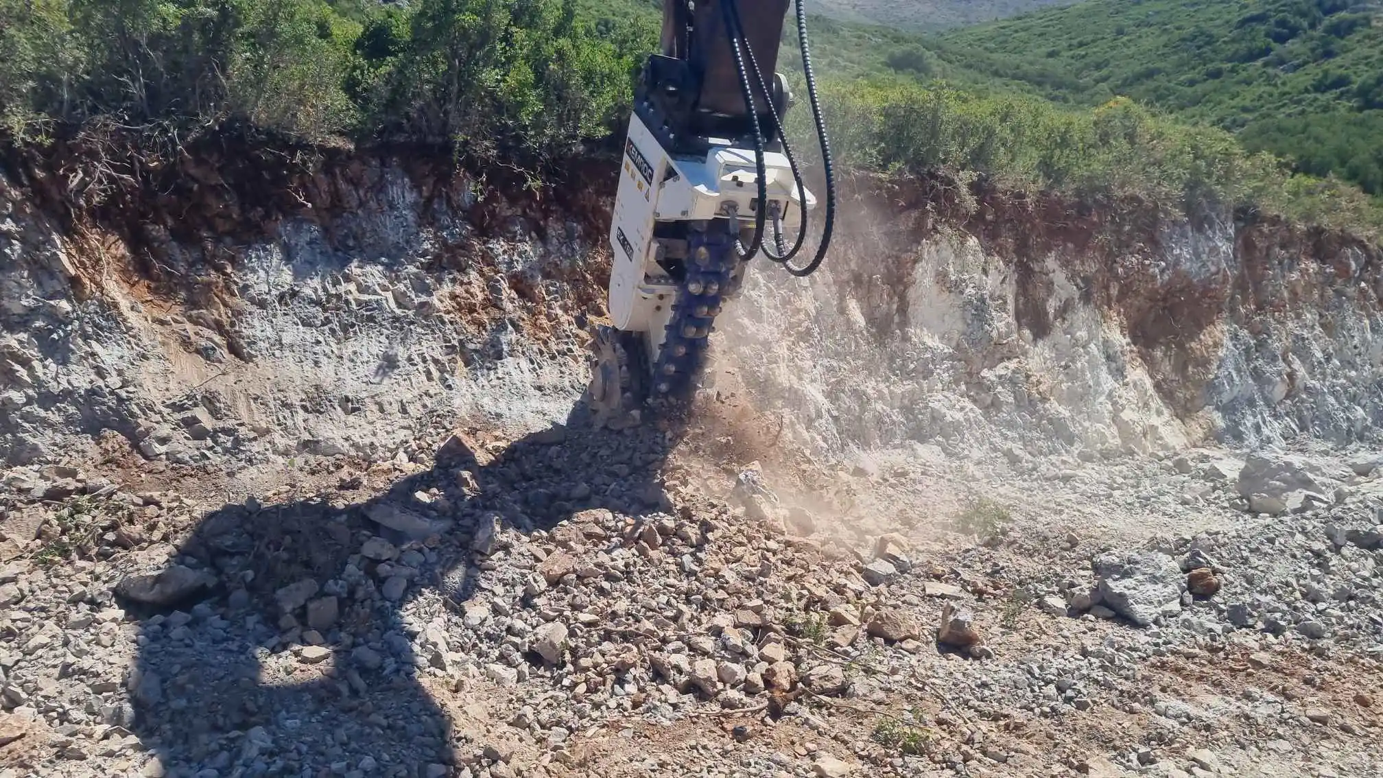 KEMROC EK 160 Chain Cutter - trenching in Greece. Caterpillar 345BL | Cutting limestone in trenching project.