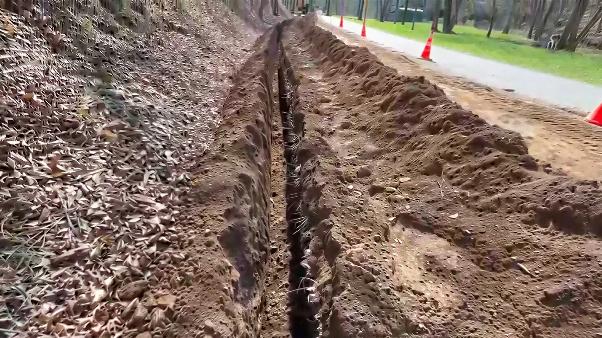 KEMROC KTR 65 Trencher Attachment for Cable Trenching Project.John Deere 135G | Cutting Sandstone in West Virgina, USA. 