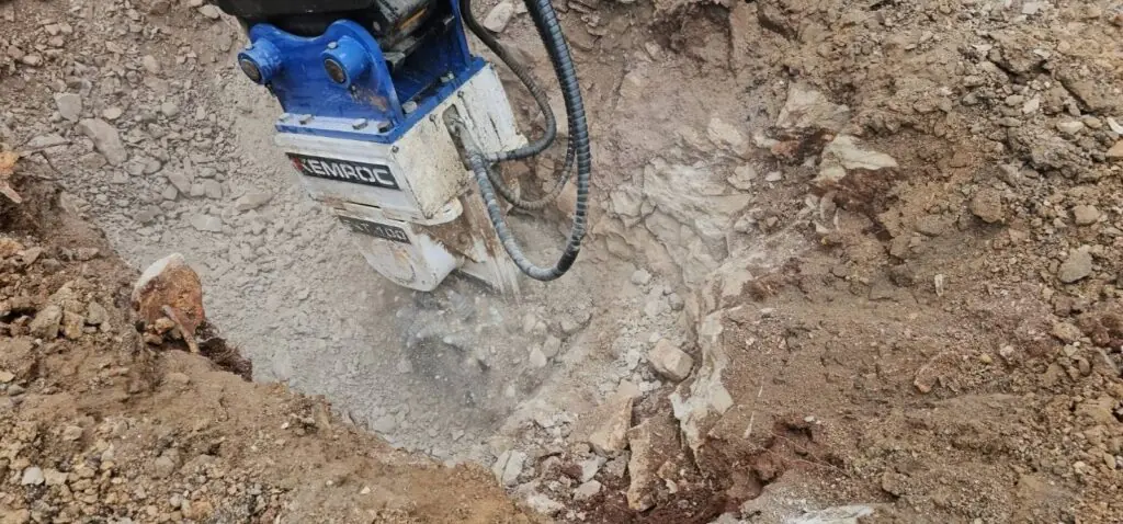 KEMROC EKT rotacijska bubanj glodalica na projektu iskopa rovova.JCB 220 X SLC s priključkom KEMROC EKT 100 | Glodanje vapnenca u Puli, Hrvatska.