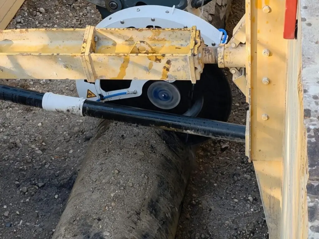 KEMROC KDS 50 HD Diamond Saw in Underground Pipe Demolition Project.  Liebherr Excavator with KEMROC KDS 50 HD I Cutting Pipes in Germany.