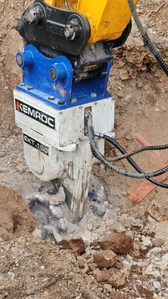 Iskop rovova u vapnencu čvrstoće 150 MPa: KEMROC EKT 100 na zahtjevnom projektu u Hrvatskoj.